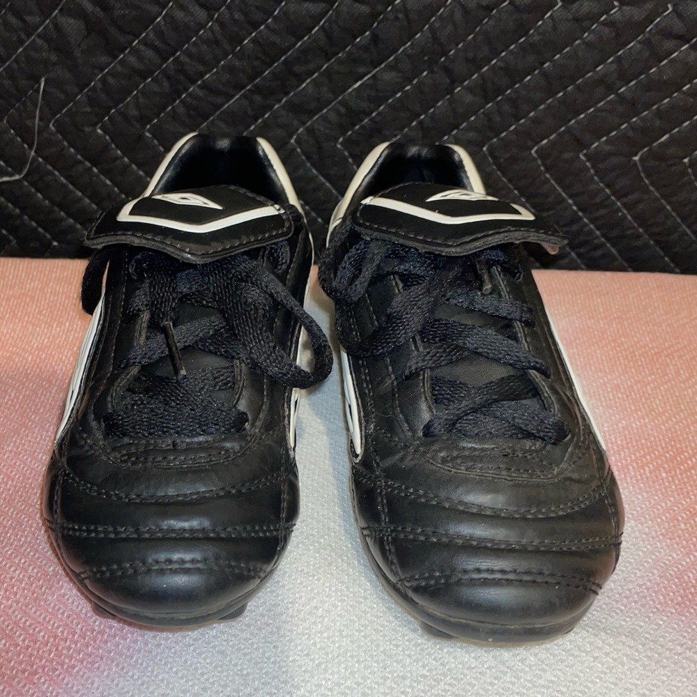 Umbro Kid Soccer Shoes Size 4 used